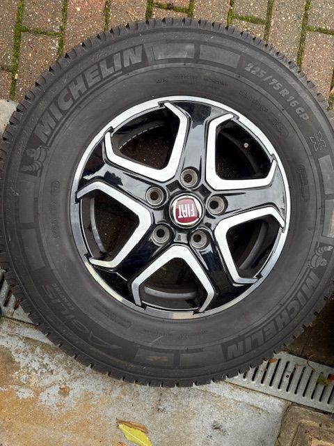 5 x Fiat Alloy wheels with tyres